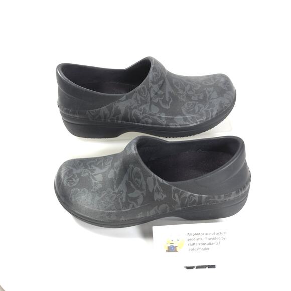 Crocs Casual Non Slip Slip On Mule Clog Womens Size 8 Black Floral Rubber - Picture 5 of 9